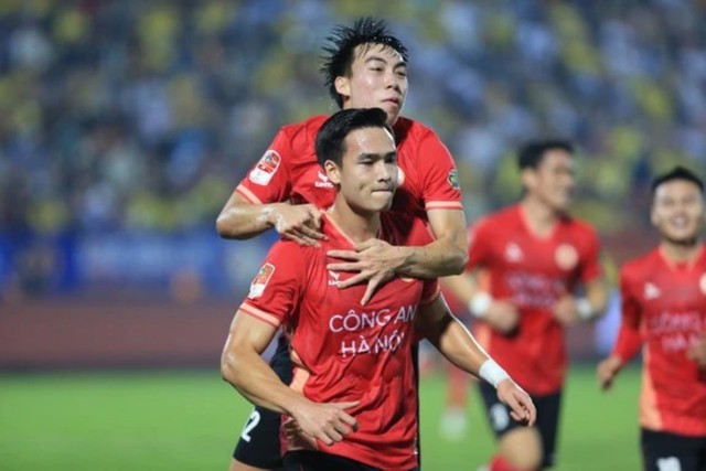 Bùi Hoàng Việt Anh cùng CLB Công an Hà Nội quyết tâm đánh bại đội dẫn đầu bảng xếp hạng là CLB Nam Định