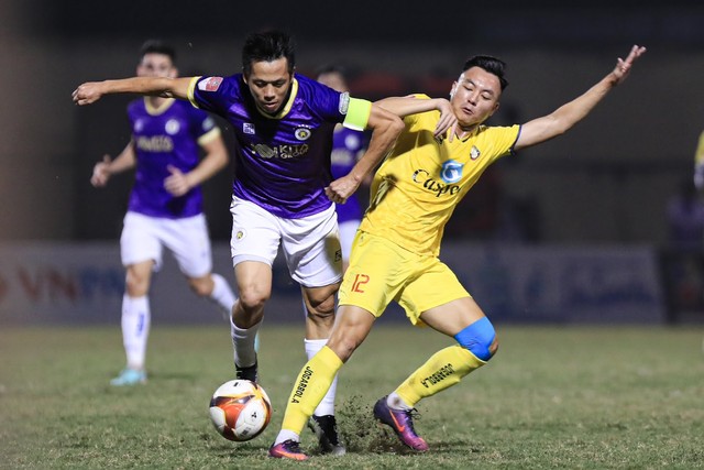 Nguyễn Văn Quyết (trái) cùng CLB Hà Nội muốn giành trọn 3 điểm trên sân Vinh