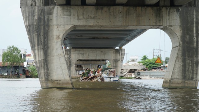 Tàu chở đá tông lệch nhịp cầu Măng Thít: Hạn chế tải trọng qua cầu - Ảnh 2.