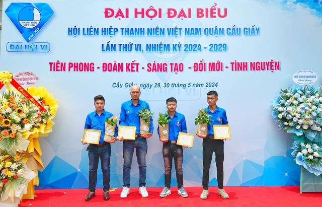 Trao tặng Huy hiệu Tuổi trẻ dũng cảm cho 4 thanh niên trong vụ cháy nhà trọ- Ảnh 1.