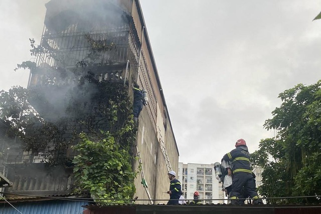 Lại cháy nhà trọ ở Hà Nội, 5 người được cứu- Ảnh 1.