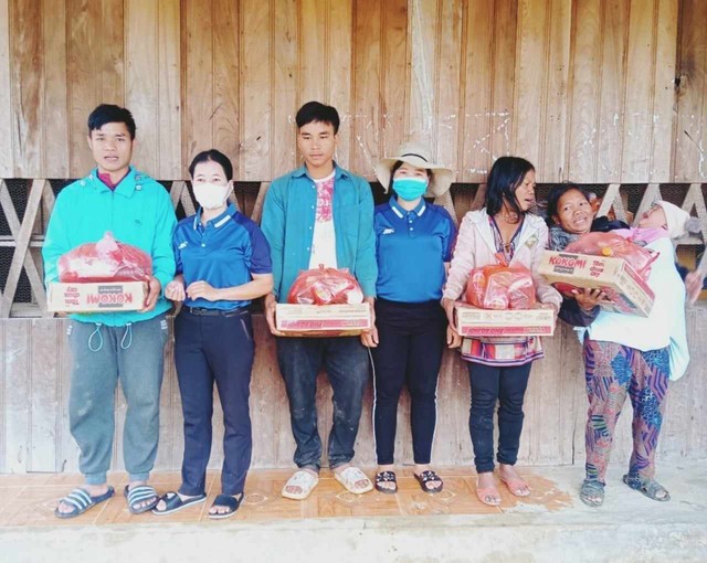 Nhóm từ thiện của  Pơloong Thị Mới (thứ hai từ trái sang) trong lần trao quà hôm 08.3.2024