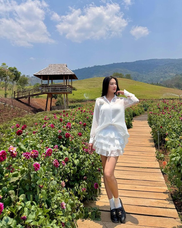 Chân váy trắng phủ sóng phong cách của sao Việt- Ảnh 4.