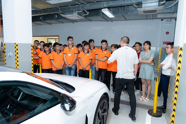 Những kỹ sư ô tô tương lai tiếp cận thực tiễn qua những chuyến tham quan doanh nghiệp