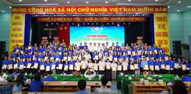 1-Sinh viên ĐH Tây Đô trong buổi tuyên dương Sinh viên 5 tốt cấp trường.  ẢNH: THẢO LY