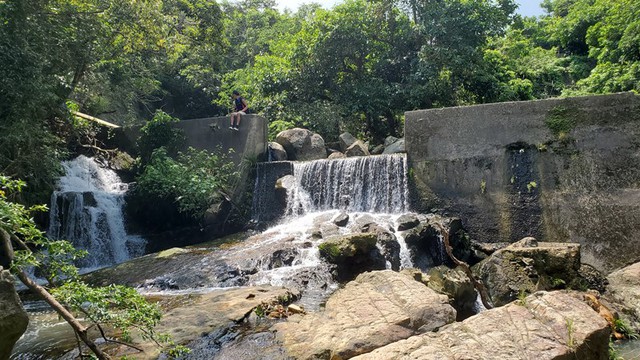 Admire the majestic scenery of waterfalls in Hong Kong