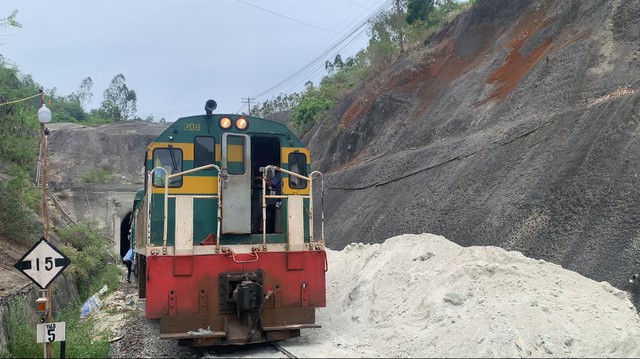 Thông hầm đường sắt Chí Thạnh sau 10 ngày sạt lở- Ảnh 1.