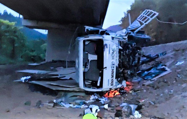 Hai xe tải đối đầu trên cao tốc La Sơn - Túy Loan, một chiếc rơi xuống cầu- Ảnh 1.