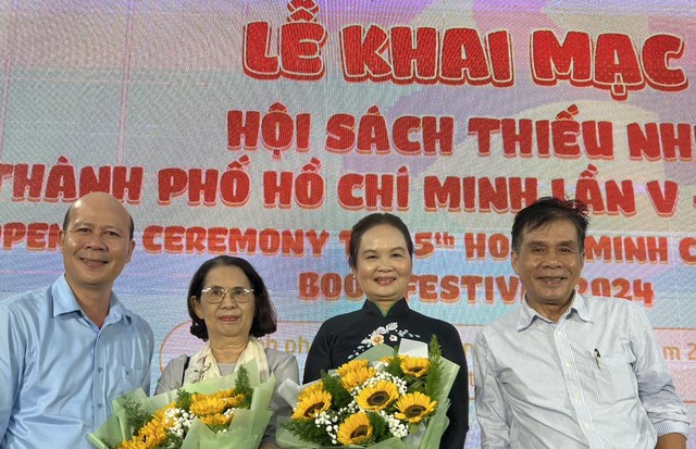 Khai mạc Hội sách thiếu nhi TP.HCM 'Vui hè cùng sách hay' trong mưa- Ảnh 5.