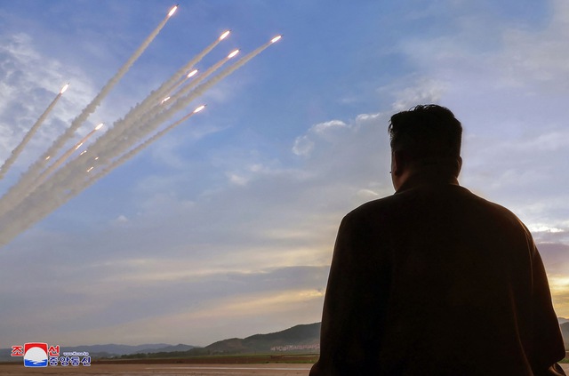 Ông Kim Jong-un giám sát Triều Tiên ồ ạt phóng tên lửa 'răn đe' Hàn Quốc- Ảnh 2.