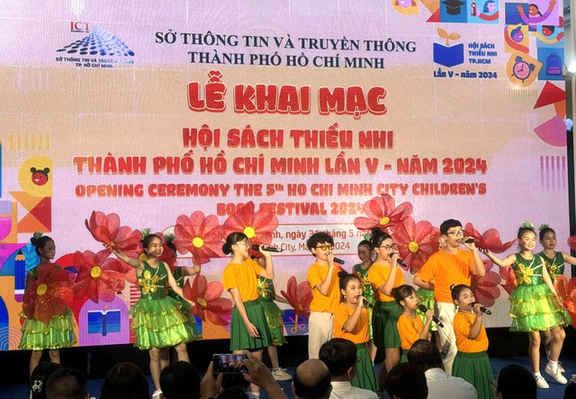 Khai mạc Hội sách thiếu nhi TP.HCM 'Vui hè cùng sách hay' trong mưa- Ảnh 2.