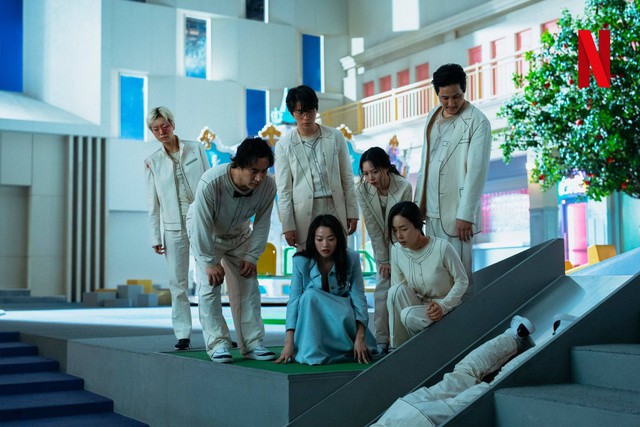 Phim Hàn 'The 8 show' vẫn 'hot' bất chấp tranh cãi- Ảnh 1.