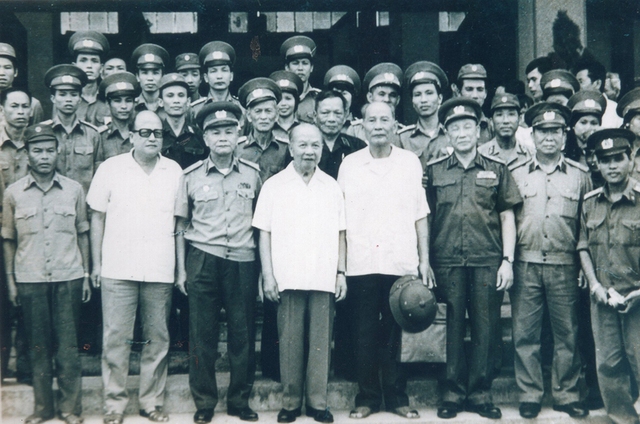 Võ Bẩm - Vị tư lệnh đầu tiên mở đường huyền thoại Trường Sơn: Bó hoa của Đại tướng Võ Nguyên Giáp- Ảnh 1.
