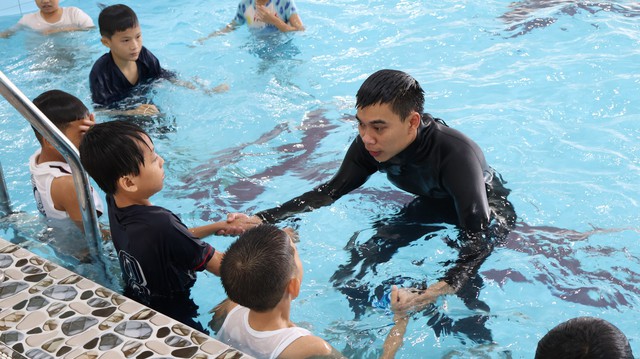 Dạy bơi miễn phí cho trẻ em nghèo ở Thừa Thiên - Huế- Ảnh 1.
