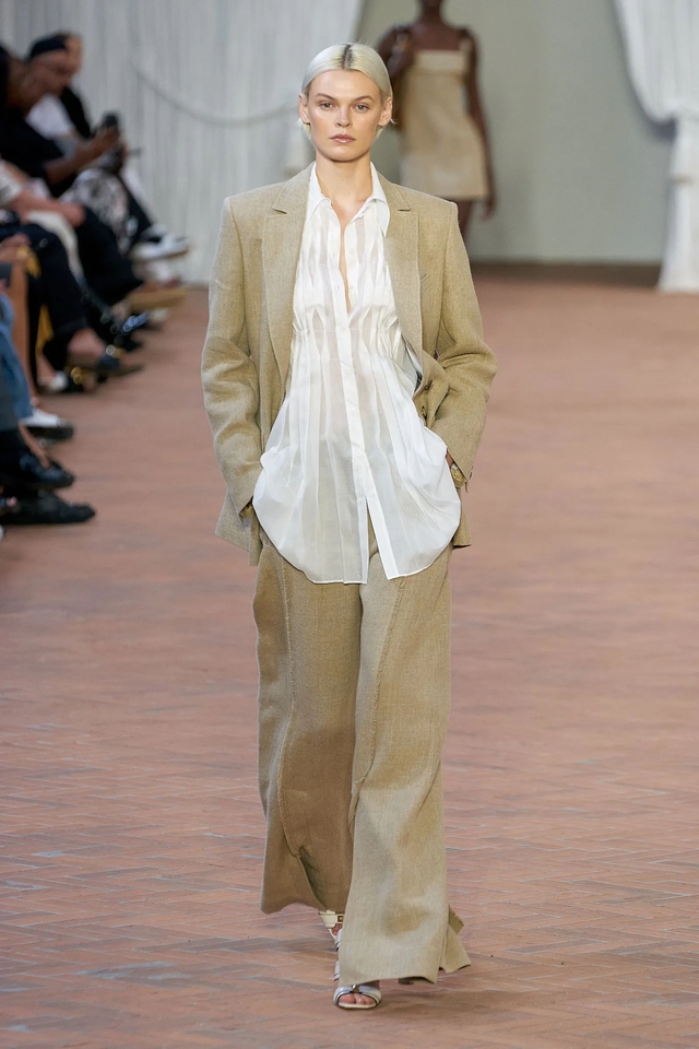 Nhà mốt Ý, Alberta Ferretti với chiếc quần ống rộng chất liệu vải lanh cho mùa xuân hè 2024
