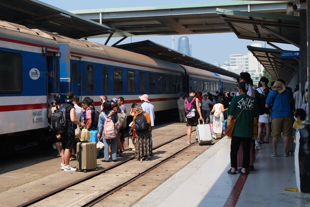 Rất đông du khách ở Đà Nẵng lựa chọn tàu hỏa cho hành trình tới Huế
