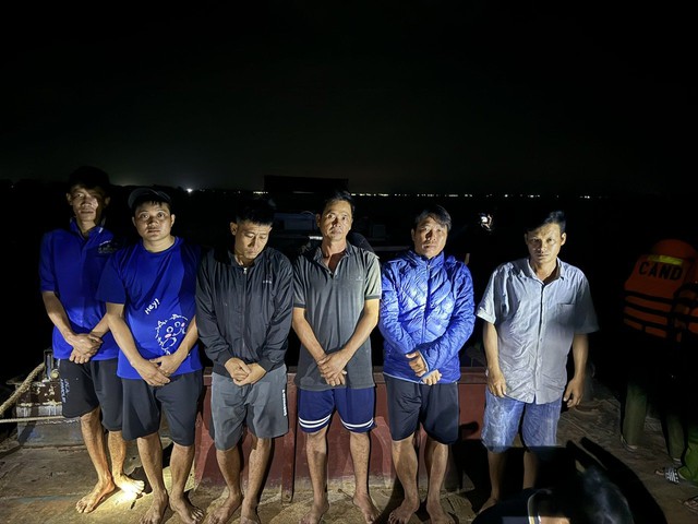 Nhóm người khai thác cát trái phép trên sông Tiền bị lực lượng Công an H.Cái Bè (Tiền Giang) bắt quả tang