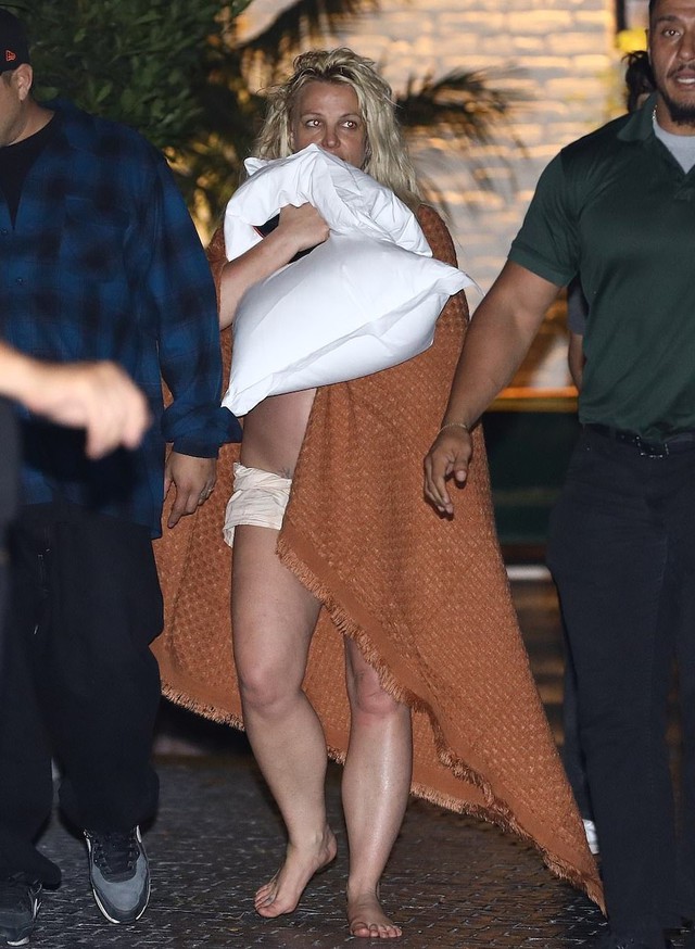 Hình ảnh nhếch nhác của Britney Spears khi rời khỏi khách sạn khiến người hâm mộ hoang mang, lo lắng cho tình trạng sức khỏe tinh thần của cô