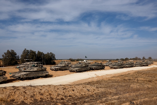 Các xe tăng Israel tập kết gần biên giới với Gaza hôm 2.5