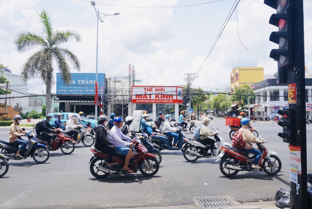 Trời nắng rát da nên nhiều người rất ngại khi chờ đèn đỏ