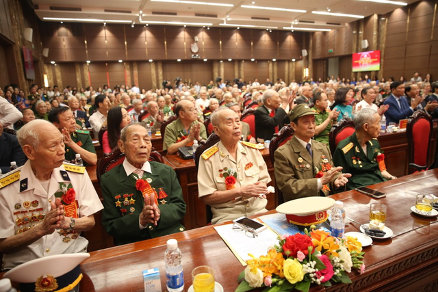 Các đại biểu chiến sĩ Điện Biên, thanh niên xung phong, dân công hỏa tuyến tại buổi gặp mặt