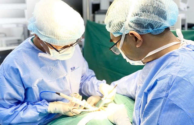 Các bác sĩ phẫu thuật loại bỏ khối u tuyến giáp cho bệnh nhân