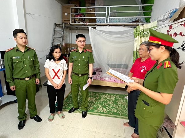 Công an tỉnh Sơn La tống đạt các quyết định và lệnh tố tụng đối với bị can Trần Thị Thanh