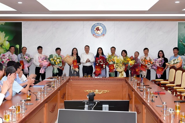 Thứ trưởng Bộ Tài chính Nguyễn Đức Chi trao quyết định và chúc mừng các nhân sự được điều động, bổ nhiệm giữ chức vụ lãnh đạo cấp vụ