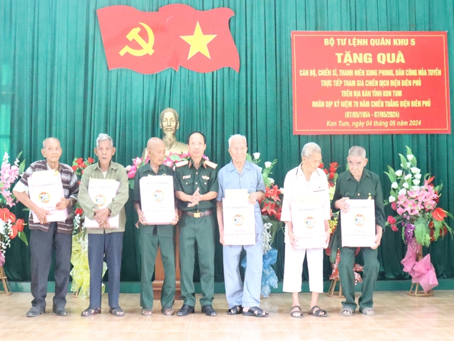 Thiếu tướng Đoàn Văn Nhất tặng quà các chiến, thanh niên xung phong, dân công hỏa tuyến tham gia chiến dịch Điện Biên Phủ và chiến dịch Bắc Tây nguyên
