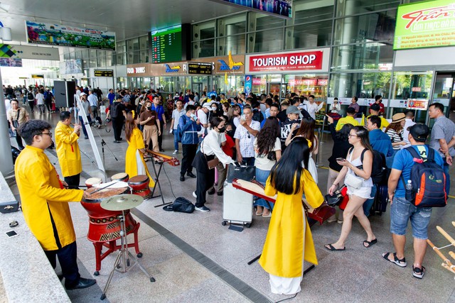 Biểu diễn nghệ thuật chào đón đoàn khách MICE tại sân bay Đà Nẵng