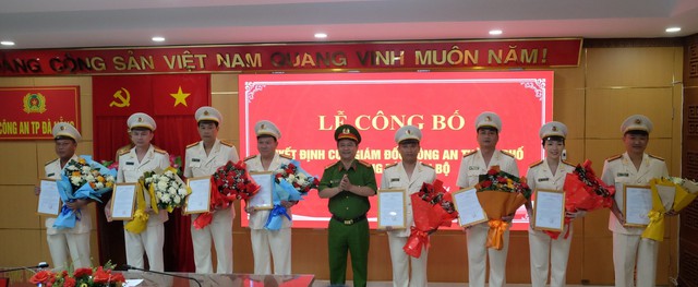 Đại tá Phan Văn Dũng (giữa), Phó giám đốc Công an TP.Đà Nẵng chúc mừng các cán bộ được bổ nhiệm