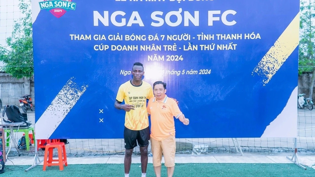 Cầu thủ Racheen Bello (bên trái) tham gia giải bóng đá 7 người ở Thanh Hóa