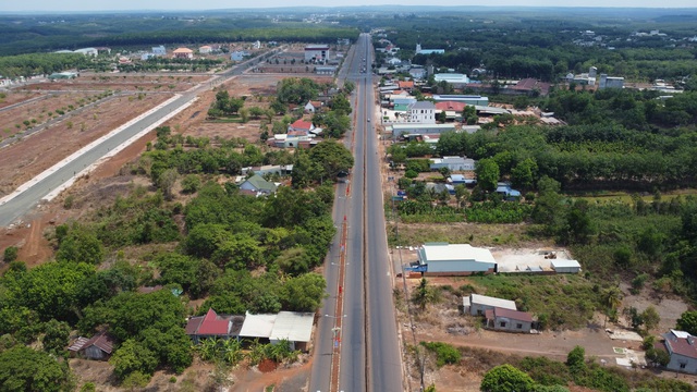 Các làn đường trên đường ĐT.741, đoạn qua xã Bù Nho thay đổi liên tục, chỉ 1 đoạn đường