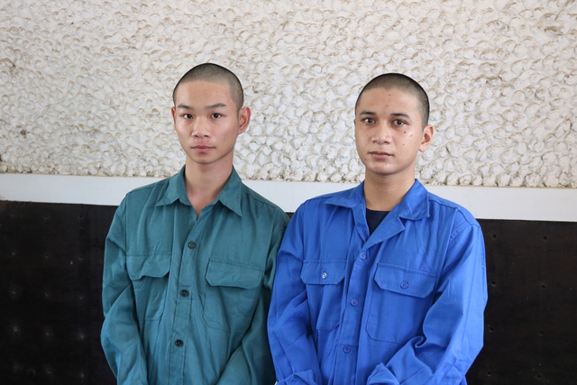 Phan Quí Thịnh (trái) và Thạch Hoàng Anh tại cơ quan công an