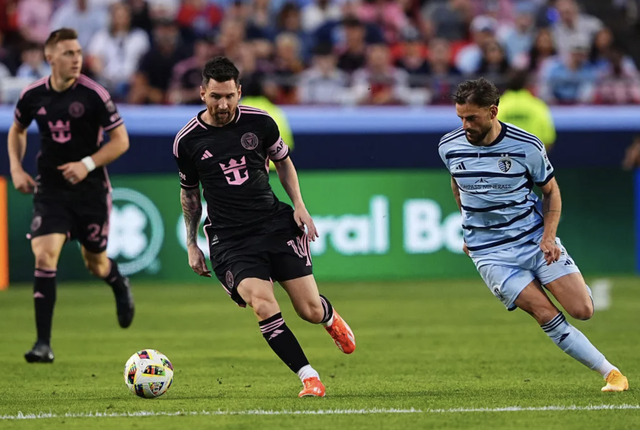 Messi (giữa) trong trận đấu gặp CLB Sporting Kansas City trên sân Arrowhead ngày 14.4