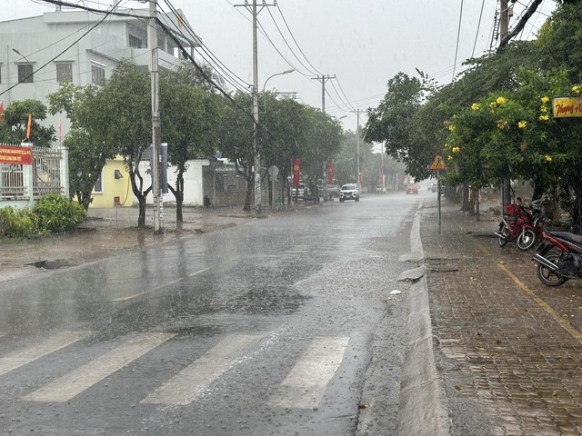 Chiều nay dự báo nhiều nơi ở TP.HCM tiếp tục có mưa rào