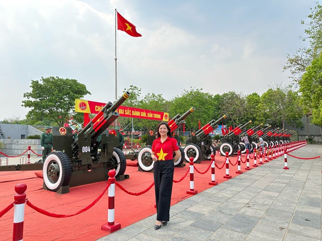 Chị Đỗ Thị Kim Hoa tại Bảo tàng Chiến thắng Điện Biên Phủ