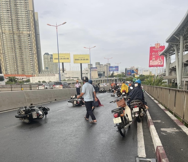 Người tham gia giao thông té xe trên cầu Sài Gòn sau cơn mưa sáng ngày 4.5