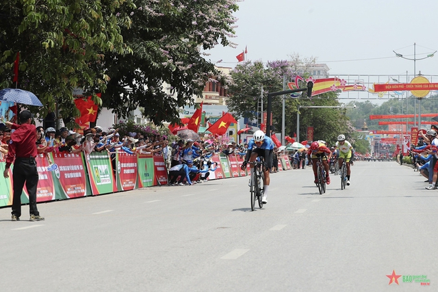 Nguyễn Hướng giành chiến thắng chặng 4 giải xe đạp 