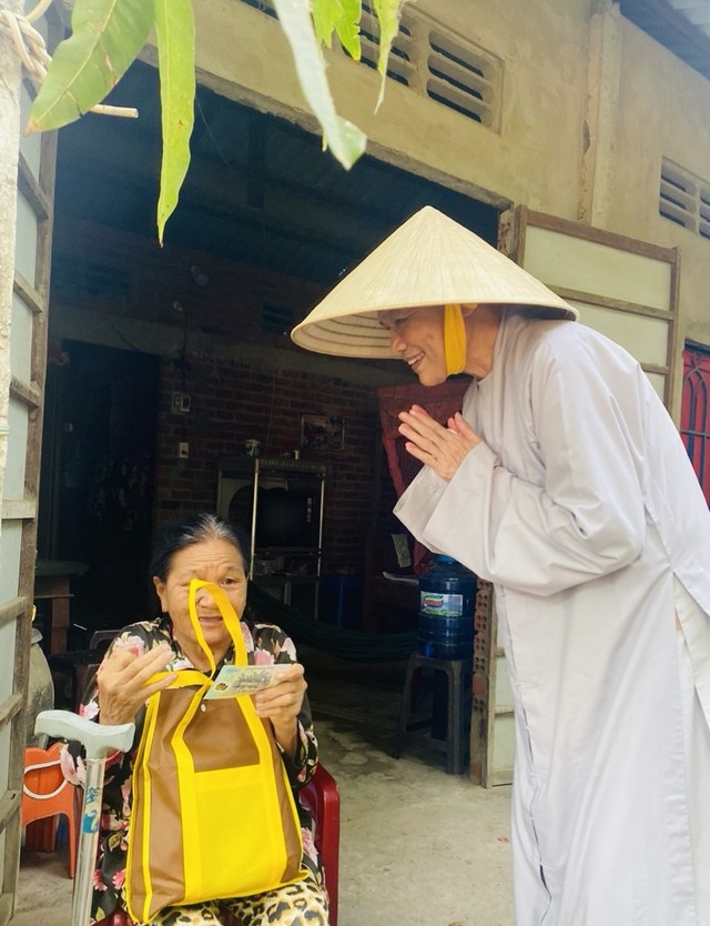 Ni sư Tâm Nguyệt còn tặng tiền cho người nghèo.