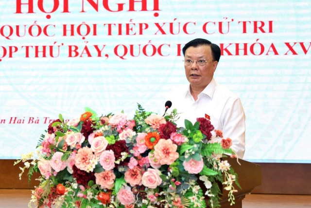 Bí thư Thành ủy Hà Nội Đinh Tiến Dũng trao đổi với cử tri tại hội nghị