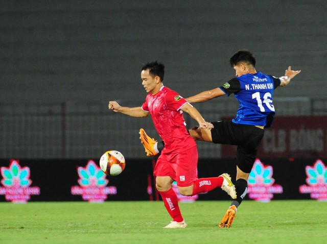 Lương Hoàng Nam (trái) bỏ lỡ 2 cơ hội ghi bàn mười mươi trong hiệp 1 cho CLB Hải Phòng