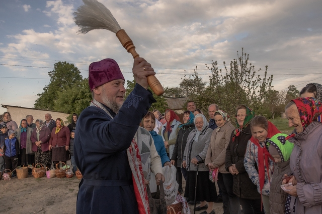Một linh mục tiến hành nghi lễ trong ngày Phục sinh ở tỉnh Chernihiv của Ukraine hôm 5.5