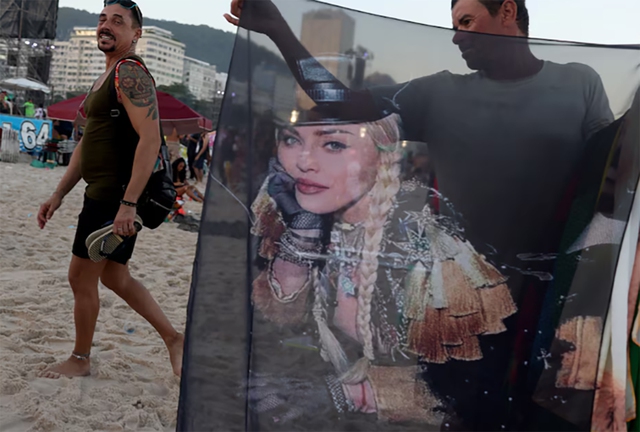 Hàng ngàn người hâm mộ Madonna tụ tập trên bãi biển Copacabana để xem hòa nhạc- Ảnh 1.
