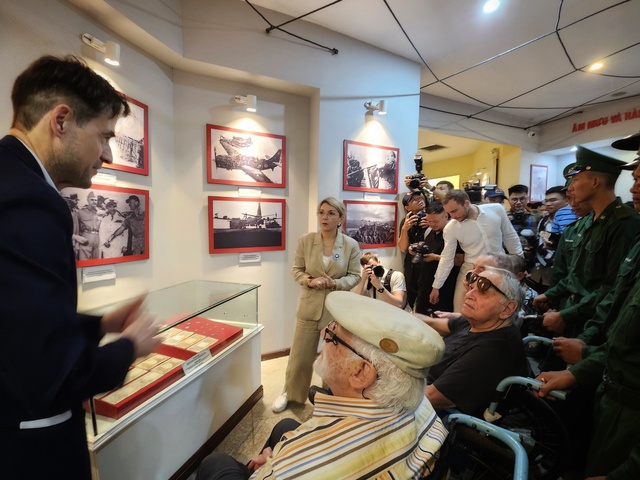 Bà Patricia Mirallès, Quốc vụ khanh bên cạnh Bộ trưởng Bộ Quốc phòng Pháp phụ trách vấn đề cựu chiến binh cùng 3 cựu chiến binh Pháp tham quan Bảo tàng Chiến thắng lịch sử Điện Biên Phủ