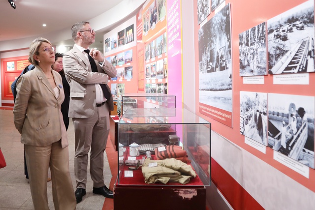 Bà Patricia Mirallès, Quốc vụ khanh bên cạnh Bộ trưởng Bộ Quốc phòng Pháp, tìm hiểu về cuộc chiến Điện Biên Phủ và lịch sử Việt Nam tại Bảo tàng Chiến thắng lịch sử Điện Biên Phủ