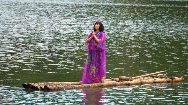 Ca sĩ Cẩm Vân tại hồ Bản Viết trong MV Hành hương trên đồi cao