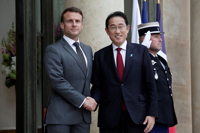 Tổng thống Pháp Emmanuel Macron (trái) tiếp Thủ tướng Nhật Kishida Fumio tại Paris, Pháp ngày 2.5.2024