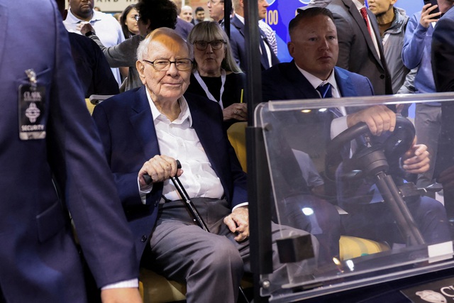 Tỉ phú Warren Buffett tại đại hội cổ đông thường niên của Berkshire Hathaway tại Omaha ngày 3.5
