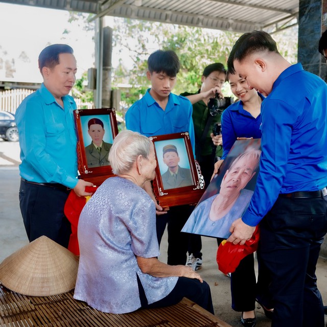 Các mẹ Việt Nam anh hùng xúc động khi nhận được những bức ảnh của người thân hy sinh trong kháng chiến được phục chế lại